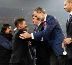 Don Felipe felicita al entrenador del Atlético de Madrid, Diego Pablo Simeone