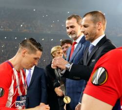El presidente de la UEFA, ALeksander Ceferin, entrega a Fernando Torres la medalla por la consecución de la "UEFA Europa League 2018", en pr