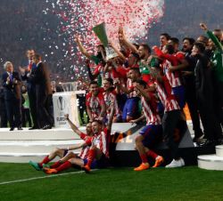 Los jugadores del Atlético de Madrid levantan la copa de campeones de la "UEFA Europa League 2018"