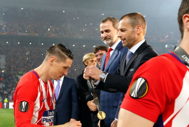 El presidente de la UEFA, ALeksander Ceferin, entrega a Fernando Torres la medalla por la consecución de la "UEFA Europa League 2018", en pr