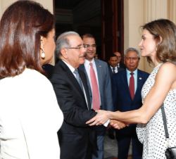 El Presidente de la República Dominicana, Danilo Medina, y la Primera Dama, Cándida Montilla, despiden a Su Majestad la Reina tras el almuerzo manteni