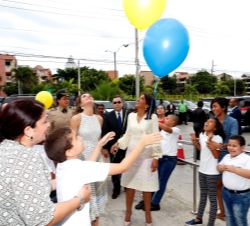 Doña Letizia y la Primera Dama a su llegada al Centro de Atención Integral para la Discapacidad, recorren un pasillo flanqueado por niños del Centro