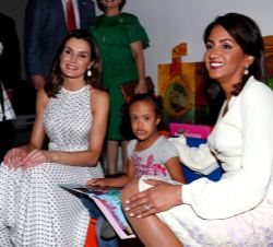 Doña Letizia y la Primera Dama, Cándida Montilla, con una niña del Centro de Atención Integral para la Discapacidad
