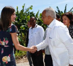 Su Majestad la Reina recibe el saludo del ministro de Agricultura de la Repúblia Dominicana, Osmar Benítez, a su llegada a la cooperativa de bananos o