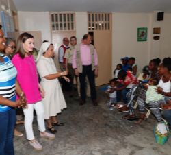 Su Majestad la Reina acompañada por la Primera Dama de la República de Haití y la religiosa española responsable de la Congregación en Haití, Mónica d