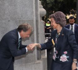 Su Majestad la Reina Doña Sofía recibe el saludo del delegado del Gobierno en la Comunitat Valenciana, Juan Carlos Moragues