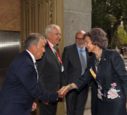 Su Majestad la Reina Doña Sofía recibe el saludo del presidente del Banco de Alimentos de Valencia, Jaume Serra