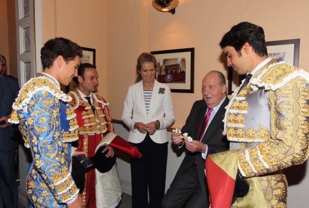 Su Majestad el Rey Don Juan Carlos recibe unos "machos" de los trajes de luces de los diestros en agradecimiento a su apoyo