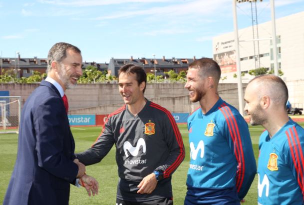 Don Felipe conversa con Julen Lopetegui y los capitanes de la Selección, Sergio Ramos y Andrés Iniesta