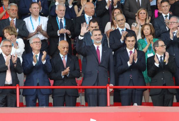 Don Felipe en el palco presidencial acompañado por el presidente del Gobierno, el presidente de la Generalitat de Cataluña, el presidente del CIJM, el
