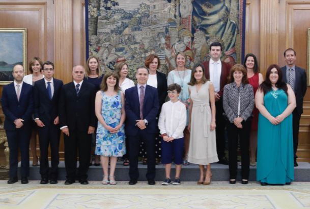 Fotografía de grupo de Su Majestad la Reina con una representación de la Confederación Asperger España