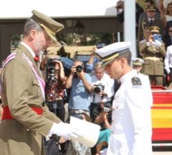 Su Majestad el Rey entrega el Real Despacho al teniente del Cuerpo Militar de Sanidad, Manuel Tapia Martínez
