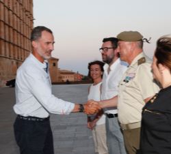 Don Felipe es saludado por el comandante general de Baleares, Juan Cifuentes