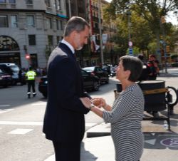 Su Majestad el Rey recibe el saludo de la delegada del Gobierno en Cataluña, Teresa Cunillera, a su llegada a la Plaza de Cataluña