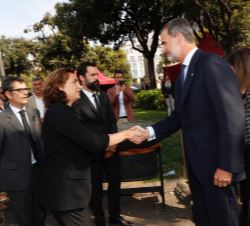 Su Majestad el Rey recibe el saludo de la alcaldesa de Barcelona, Ada Colau
