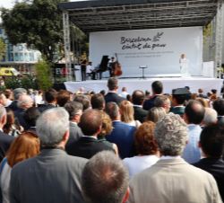 Don Felipe presencia una de las interpretaciones musicales ofrecidas durante el acto de homenaje a las víctimas de los atentados