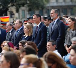 Don Felipe y Doña Letizia en el transcurso del acto, acompañados del presidente del Gobierno, Pedro Sánchez