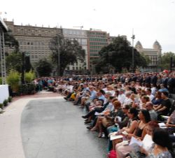 Vista general de la Plaza de Cataluña durante el acto de homenaje a las víctimas de los atentados de Cataluña