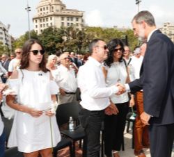 Don Felipe saluda a las víctimas de los atentados
