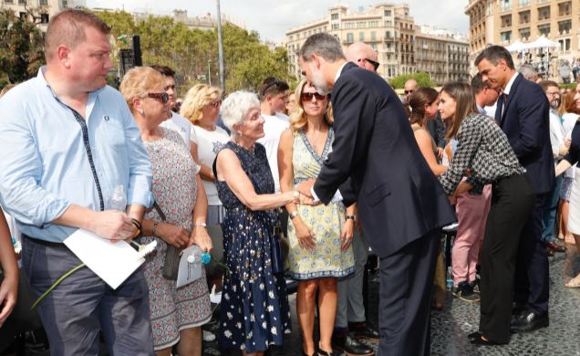 Sus Majestades los Reyes y el presidente del Gobierno, Pedro Sánchez, muestran su cariño y solidaridad a las víctimas de los atentados