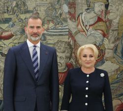 Su Majestad el Rey junto a la primera ministra de Rumanía, Viorica Dăncilă
