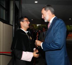 Don Felipe recibe el bastón rectoral de manos del rector magnífico de la Universidad Politécnica de Valencia, Francisco José Mora