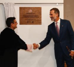 Don Felipe descubre una placa conmemorativa de la apertura del curso universitario 2018/2019