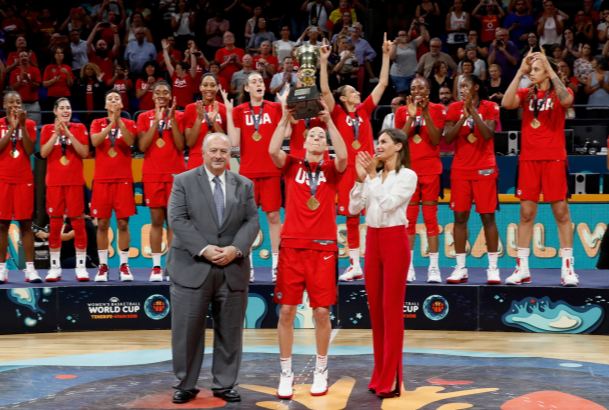 Sue Bird, capitana de la selección de Estados Unidos, alza la Copa de Campeonas de la Copa del Mundo de Baloncesto Femenino FIBA Tenerife 2018, en pre