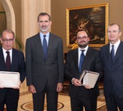 Su Majestad el Rey junto al presidente de la Fundación Institucional Española (FIES), Rafael Guardans y los premiados