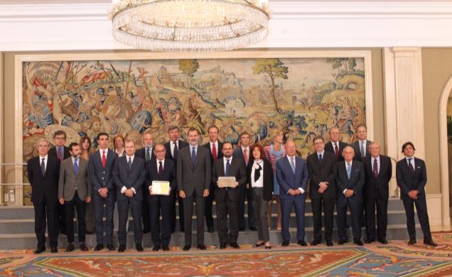 Don Felipe junto a los premiados, al presidente de FIES, patronato de FIES, antiguos premiados, editores y patrocinadores