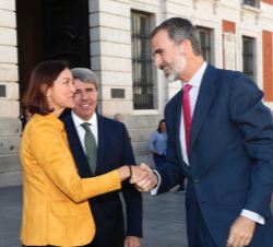 Su Majestad el Rey recibe el saludo de la ministra de Industria, Comercio y Turismo, María Reyes Maroto, en presencia del presidente de la Comunidad d