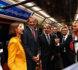 Su Majestad el Rey con las autoridades y trabajadores del Metro durante su recorrido entre las estaciones de Sol y Chamartín