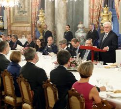 Sus Majestades los Reyes en la mesa presidencial durante la intervención del Presidente de la República Federal de Alemania