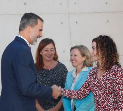 Su Majestad el Rey recibe el saludo de la presidenta de las Illes Balears, Francina Armengol; la ministra de Economía y Empresa, Nadia María Calviño, 