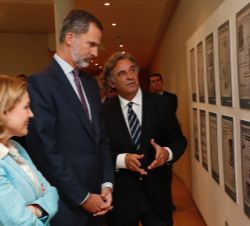 Don Felipe durante la visita a una exposición de portadas del diario en sus 125 años de historia