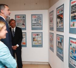 Don Felipe observa las portadas del diario en sus 125 años de historia