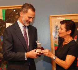 La presidenta del Grupo Serra, Carmen Serra, entrega a Su Majestad el Rey un Siurell de Plata conmemorativo de la visita