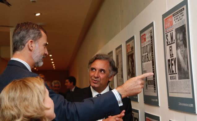 Don Felipe durante la vista comenta una de las portadas en la que aparece Su Majestad el Rey Don Juan Carlos