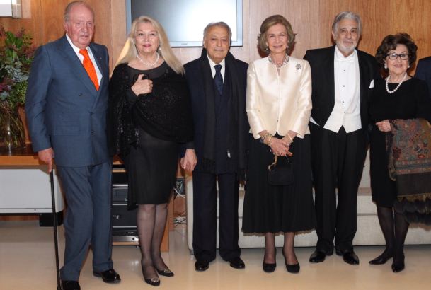 Fotografia de grupo de Sus Majestades los Reyes Don Juan Carlos y Doña Sofía con tenor Plácido Domingo y del director Zubin Mehta