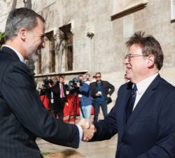 Su Majestad el Rey, a su llegada, recibe el saludo del presidente de la Generalitat Valenciana, Ximo Puig