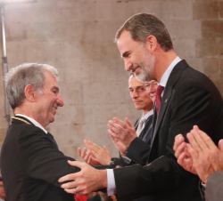 Su Majestad el Rey entrega la medalla a Xavier Freixas Dargallo, Economía