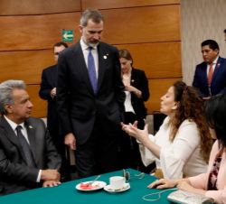 Su Majestad el Rey conversa con la vicepresidenta de Argentina, Gabriela Michett y el presidente de Ecuador, Lenin Moreno