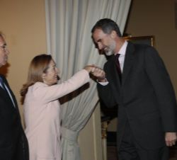 Su Majestad el Rey recibe el saludo de la presidenta del Congreso de los Diputados, Ana Pastor