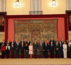 Don Felipe y Don Juan Carlos junto a los miembros del Consejo Asesor para la conmemoración del 40º aniversario de la Constitución Española
