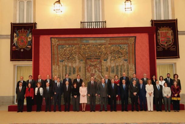 Don Felipe y Don Juan Carlos junto a los miembros del Consejo Asesor para la conmemoración del 40º aniversario de la Constitución Española