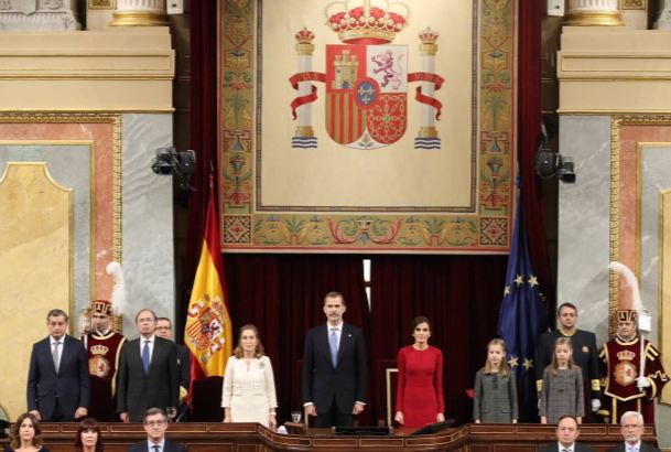 Sus Majestades los Reyes, acompañados de la Princesa de Asturias y la Infanta Sofía, la presidenta del Congreso de los Diputados y el presidente del S