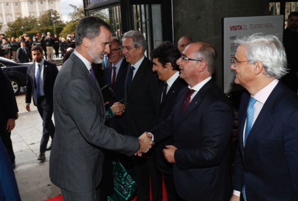 Su Majestad el Rey recibe el saludo del director del diario Marca, Juan Ignacio Gallardo