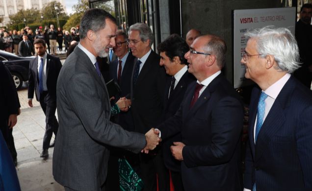 Su Majestad el Rey recibe el saludo del director del diario Marca, Juan Ignacio Gallardo