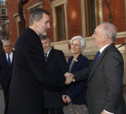 Don Felipe es saludado por el director electo de la Real Academia Española, Santiago Muñoz Machado