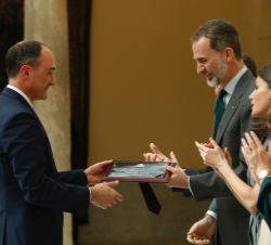 Su Majestad el Rey entrega el Premio Nacional “Enrique Moles” de Ciencia y Tecnología Química a Luis Liz Marzán, químico, profesor de inve